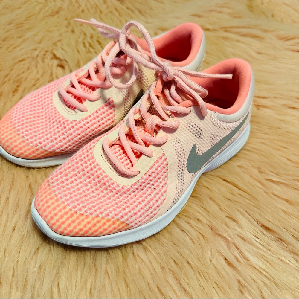 Nike revolution 4 Sz 4Y